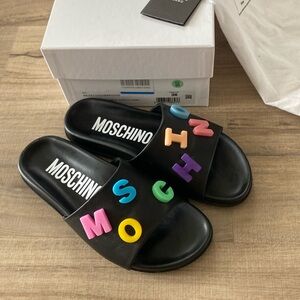 Moschino Letter black leather flip flops